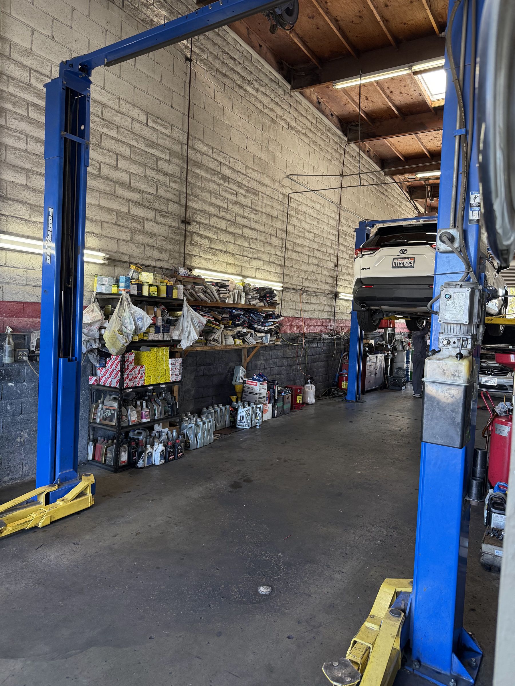 Service bay with lifts